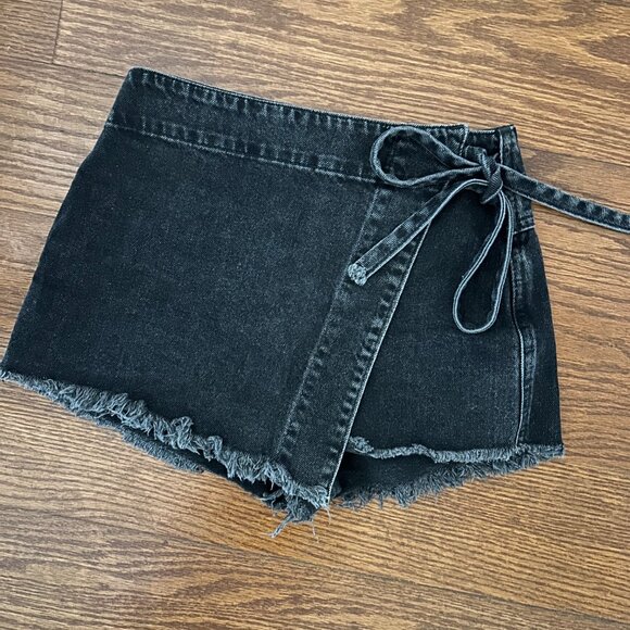 Free People We The Free Emmy Denim Mini Wrap Skort Size 0 Washed Black Raw Hem - Picture 3 of 11